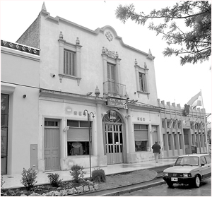 El cine teatro Don Santiago fue reinaugurado hace cinco años y es el espacio más importante que la ciudad dedicó a la producción cultural de la región